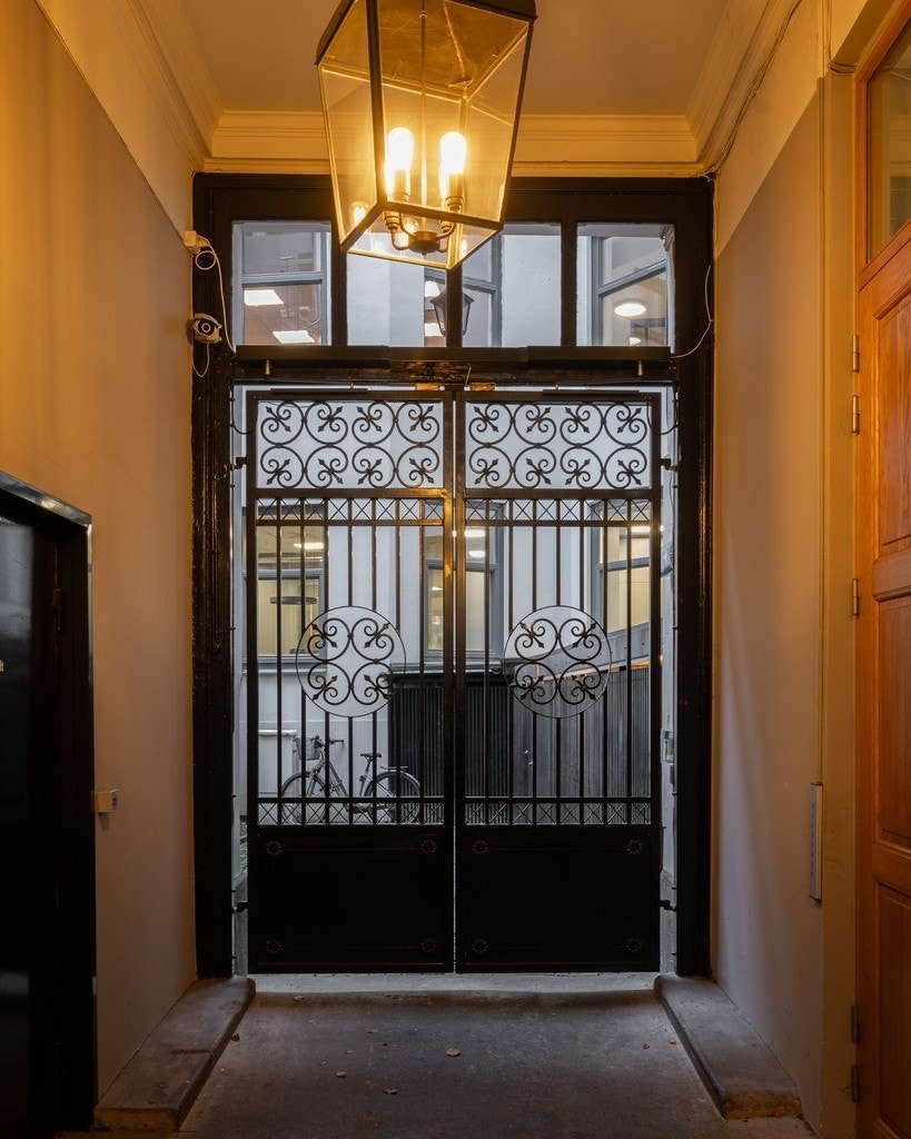 Flott smijernsport - inngang til bakgård og sykkelparkering- og garderober i kjeller Galleribilde