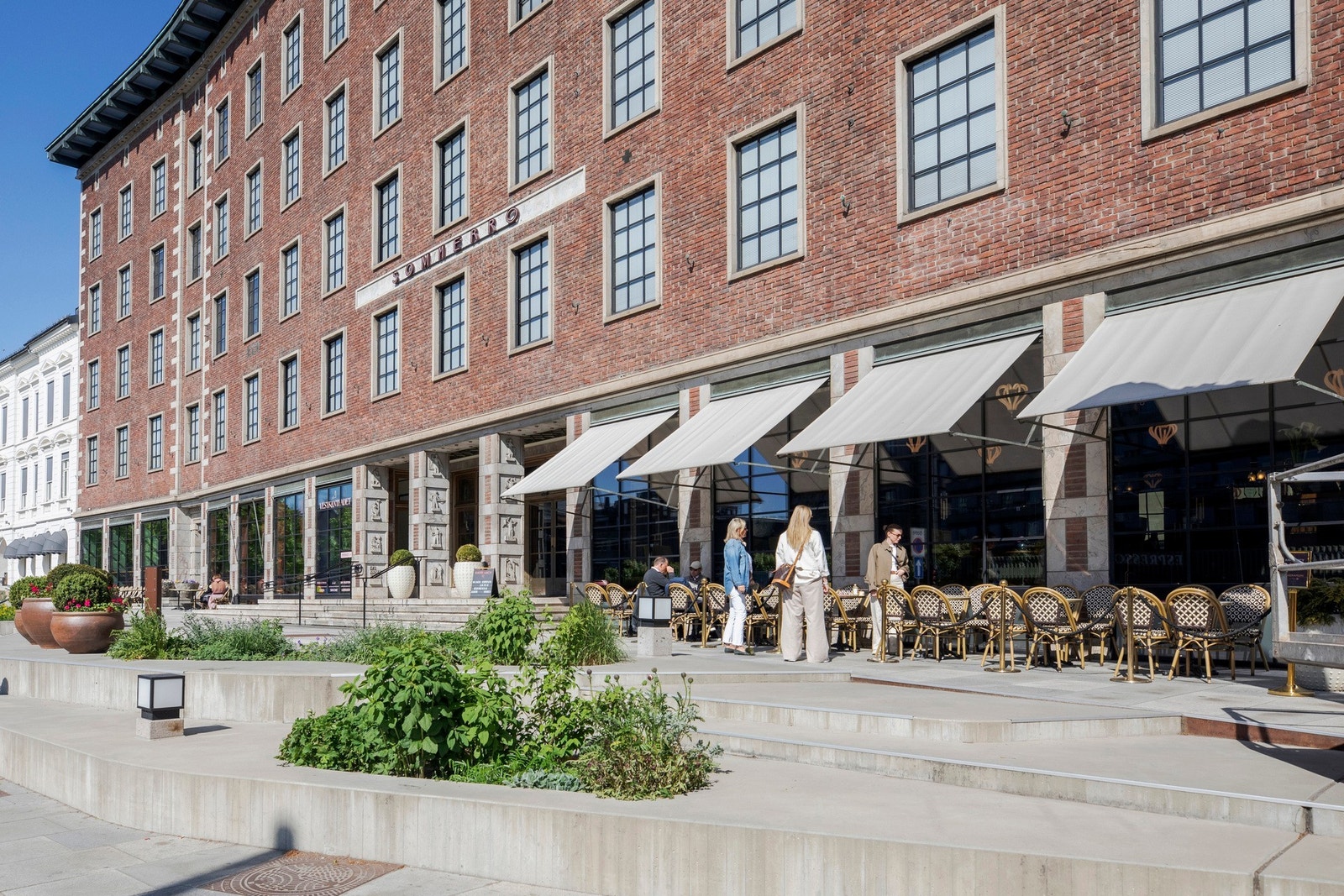 Sentralt beliggende - med bla bespisning, butikker, treningsmuligheter, hotell og kollektivt rett utenfor døren! Her fra uteserveringen til Sommerro Hotell. Galleribilde