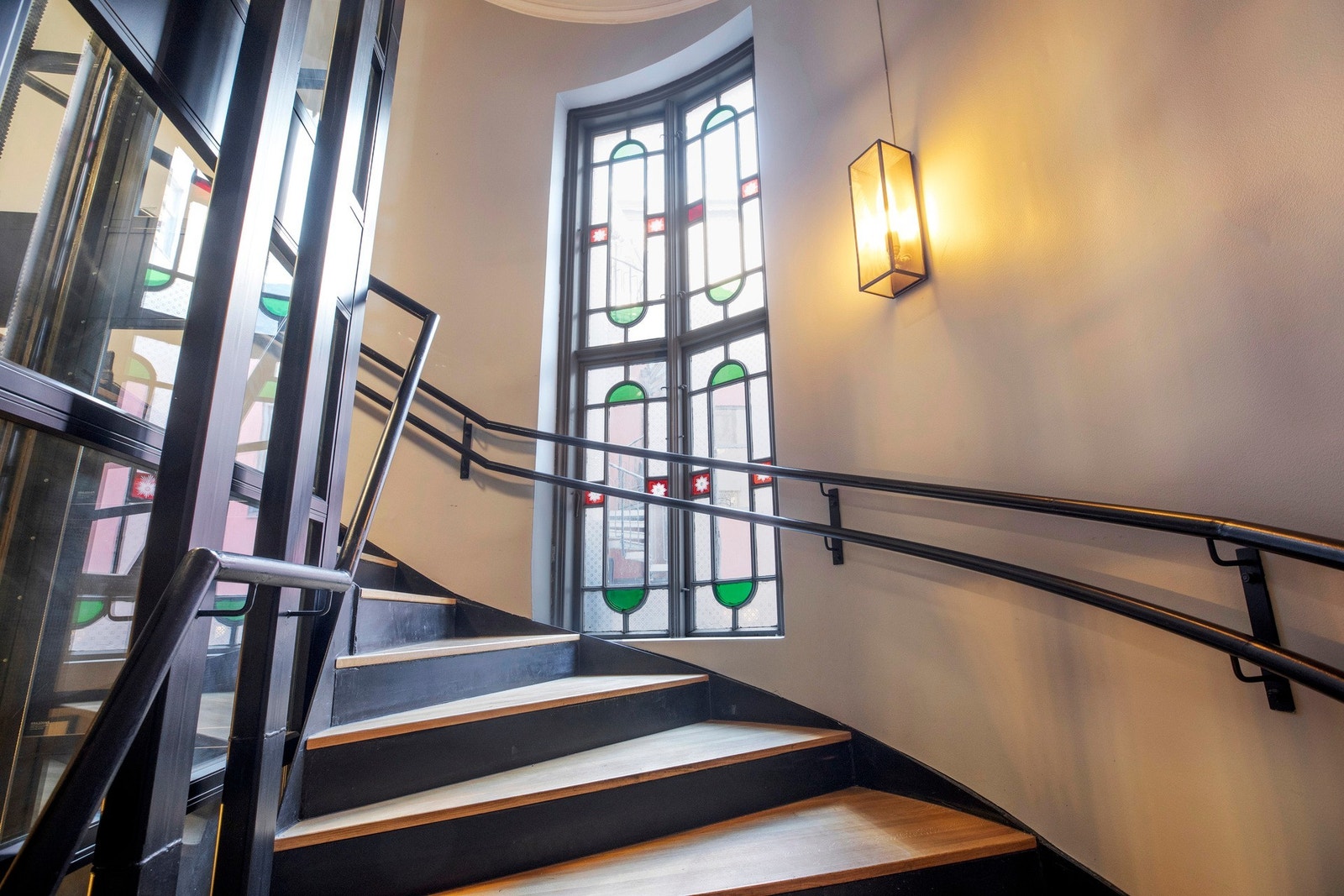 Trapp i fellesareal. Det er også heis i bygget Galleribilde