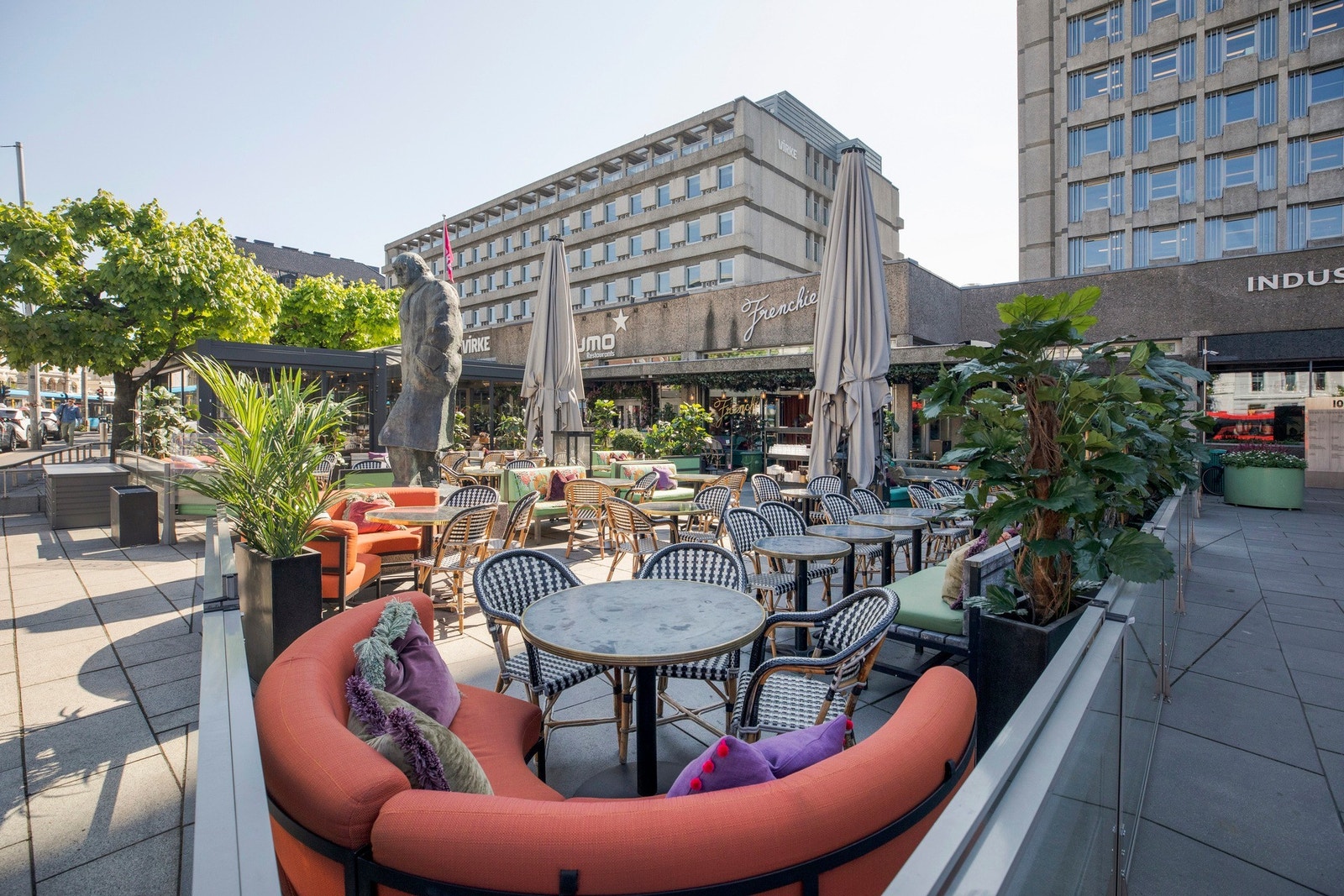 Sentralt beliggende - med bla bespisning, butikker, treningsmuligheter, hotell og kollektivt rett utenfor døren! Galleribilde