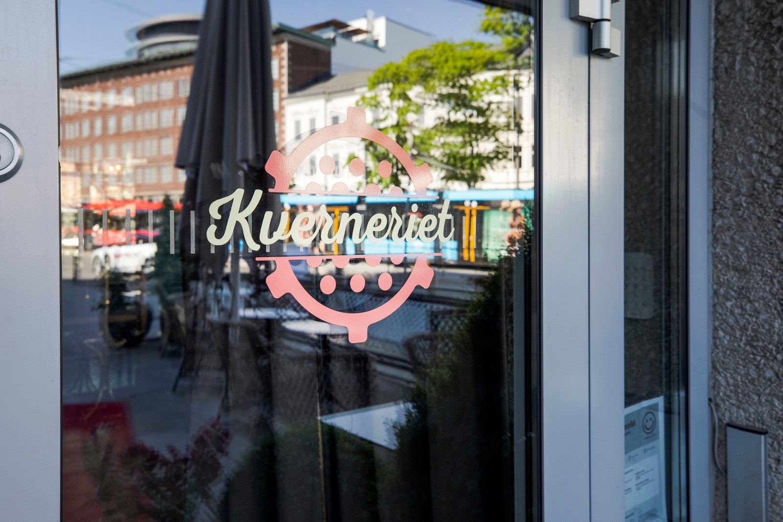 Sentralt beliggende - med bla bespisning, butikker, treningsmuligheter, hotell og kollektivt rett utenfor døren! Galleribilde