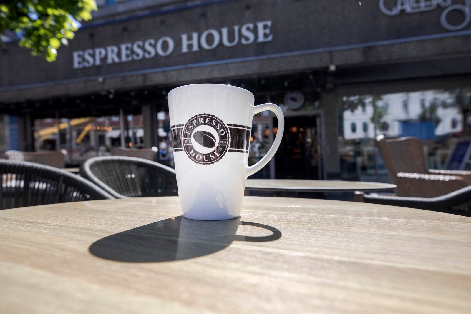 Sentralt beliggende - med bla bespisning, butikker, treningsmuligheter, hotell og kollektivt rett utenfor døren! Galleribilde