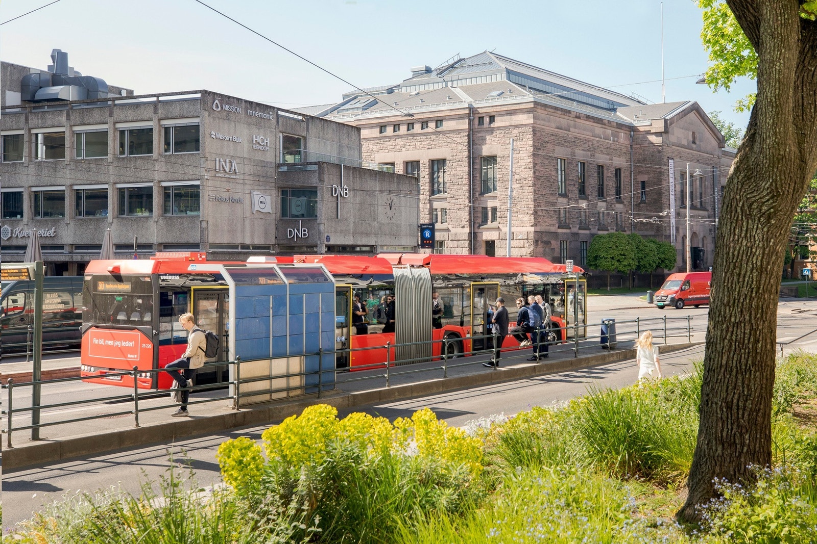 Sentralt beliggende - med bla bespisning, butikker, treningsmuligheter, hotell og kollektivt rett utenfor døren! Galleribilde