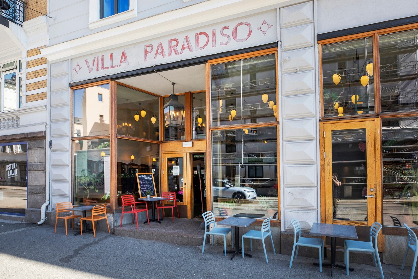 Sentralt beliggende - med bla bespisning, butikker, treningsmuligheter, hotell og kollektivt rett utenfor døren! Galleribilde