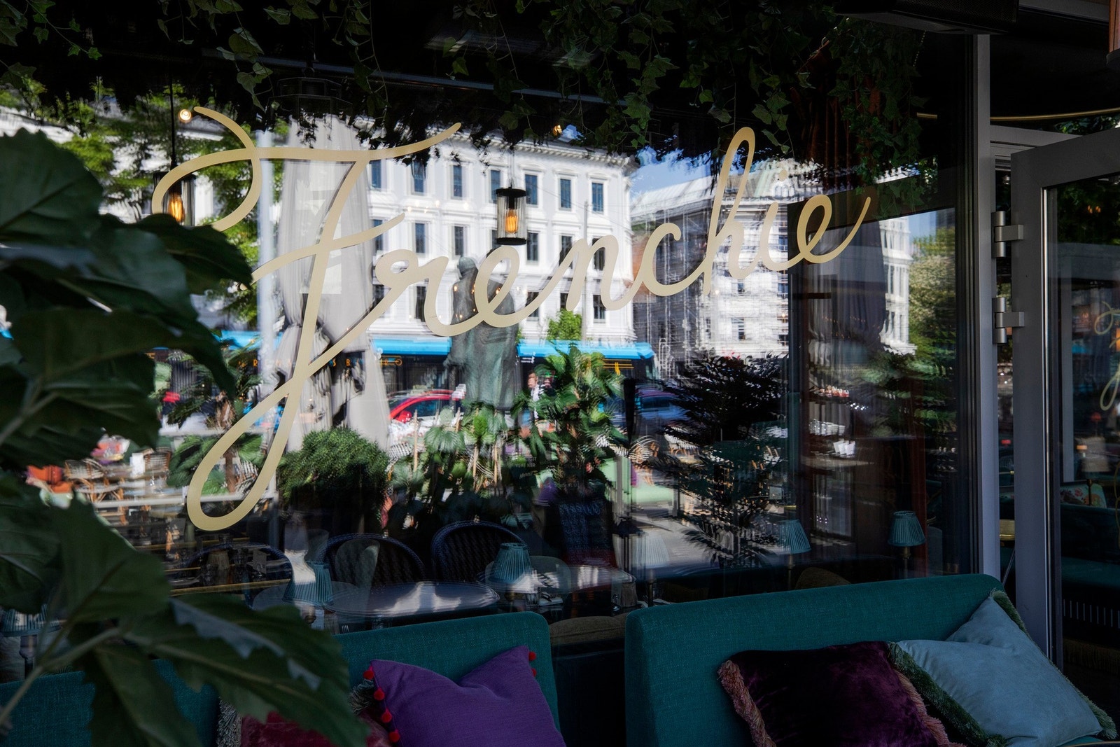 Sentralt beliggende - med bla bespisning, butikker, treningsmuligheter, hotell og kollektivt rett utenfor døren! Galleribilde