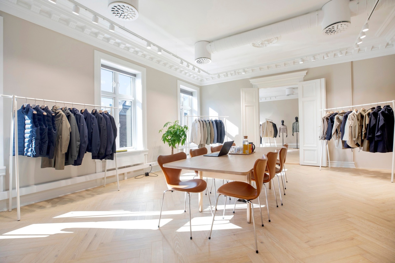 Lokalene kan innredes som showroom eller kontor. Bilde fra en annen leietaker i bygget. Galleribilde