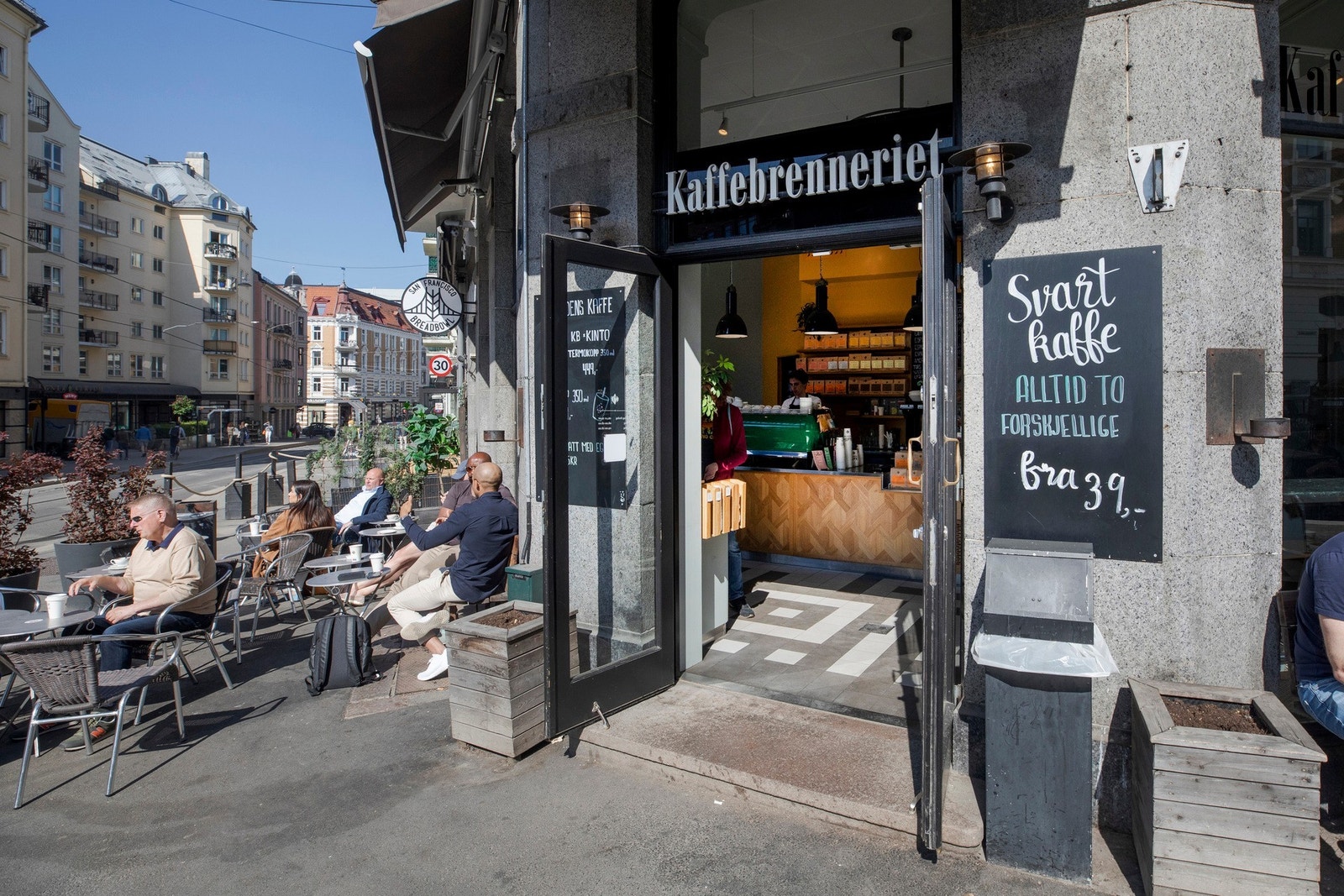 Sentralt beliggende - med bla bespisning, butikker, treningsmuligheter, hotell og kollektivt rett utenfor døren! Galleribilde