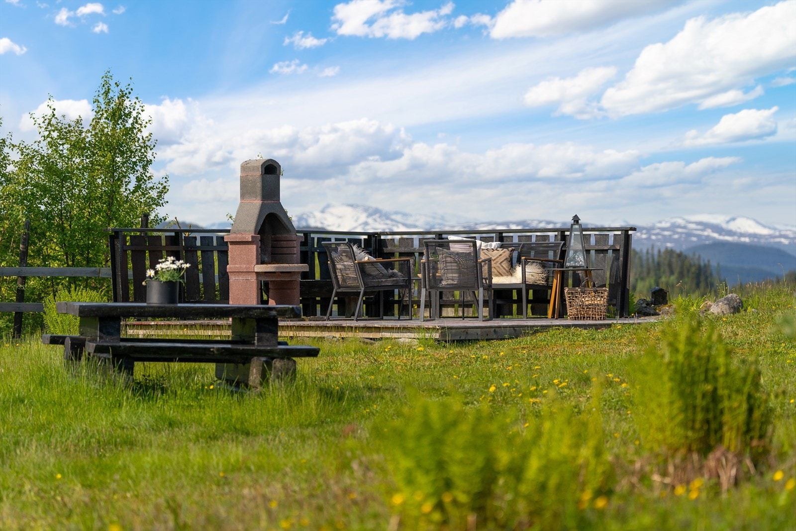 Fra uteplassen er det vidstrakt utsikt utover landskapet. Galleribilde