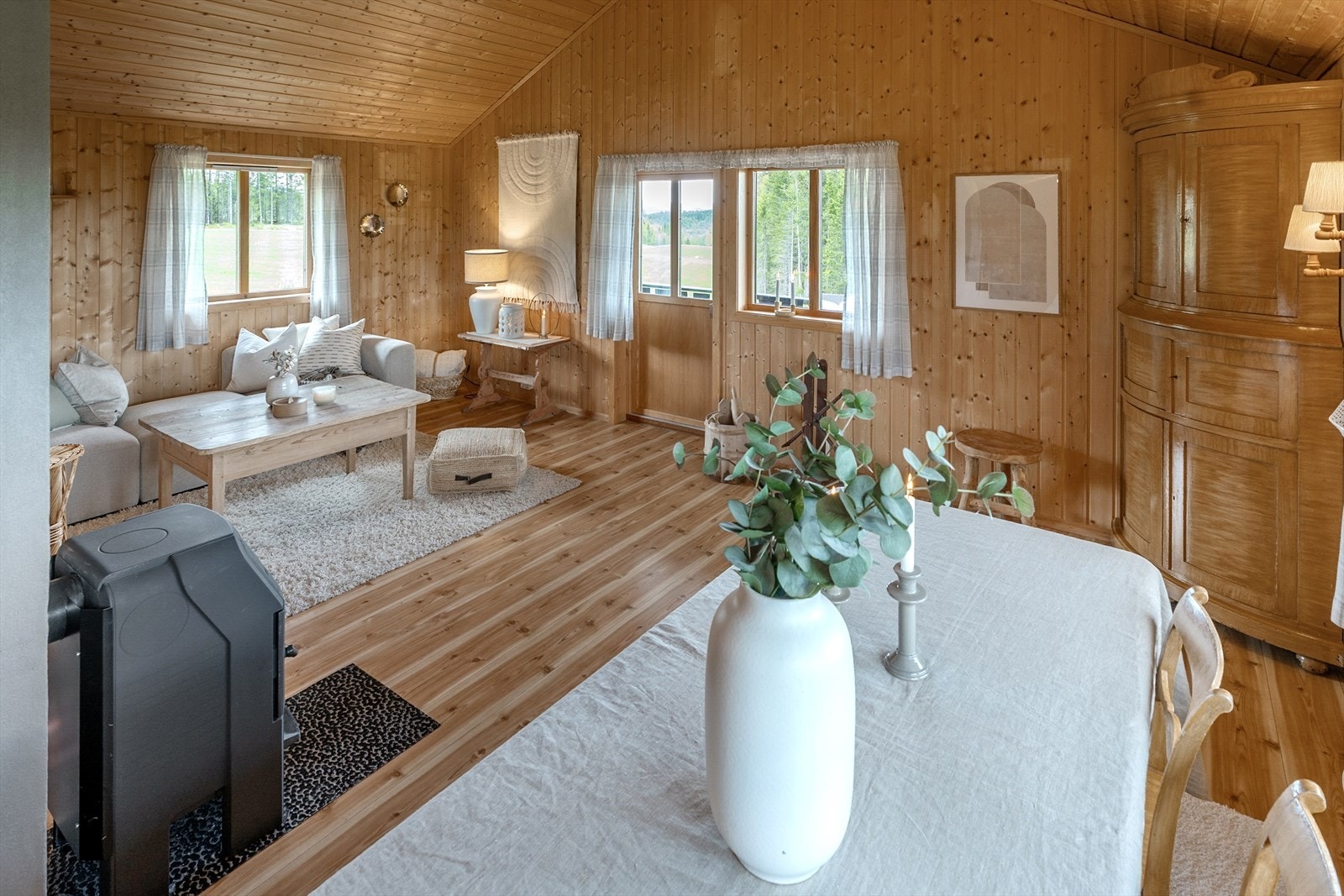 Stue og kjøkken i åpen løsning. Rommet strekker seg over hele 31m². Galleribilde