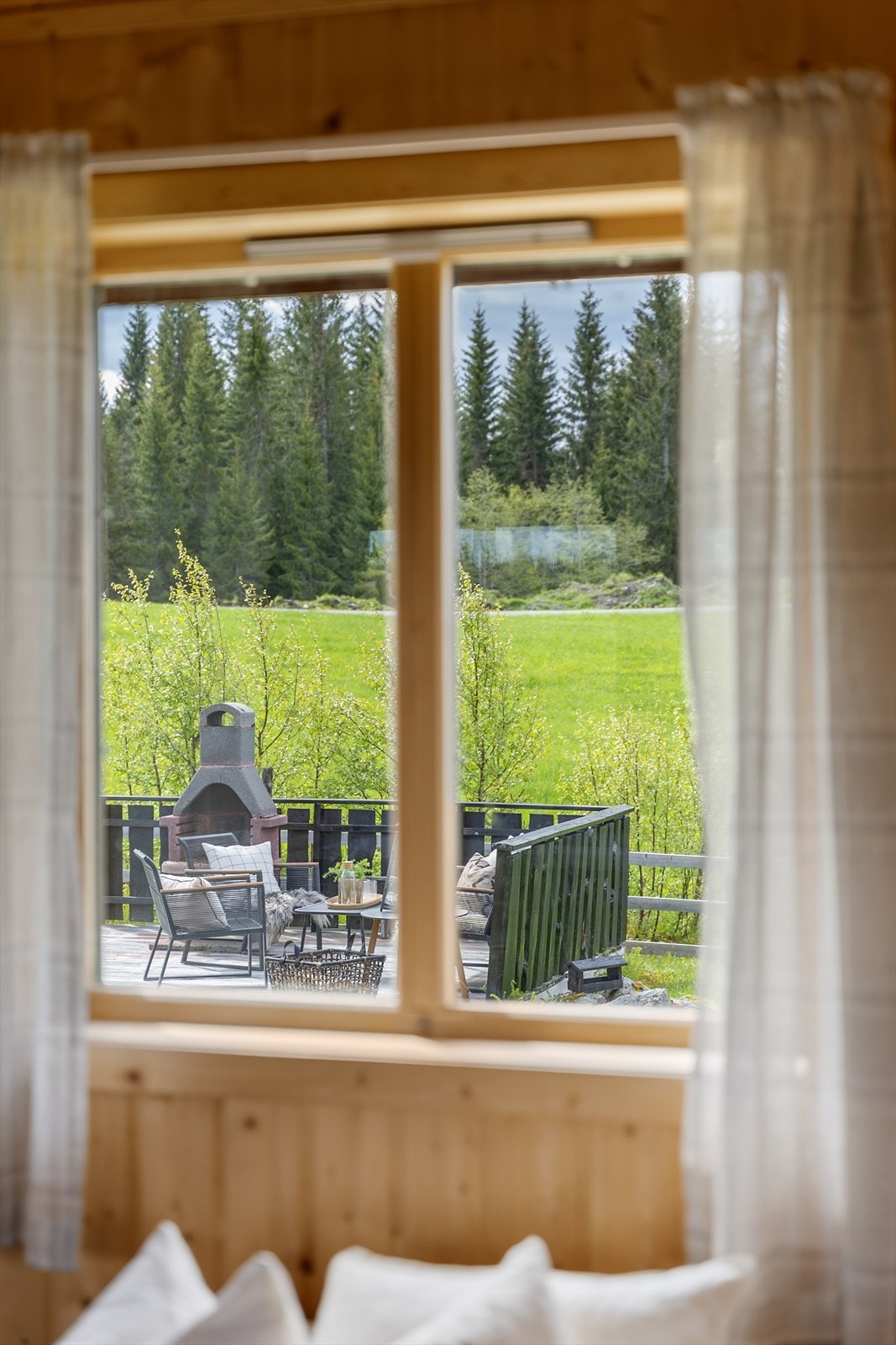 Hytta har store vindusflater, som gir godt med naturlig lys inn i hytta. Galleribilde