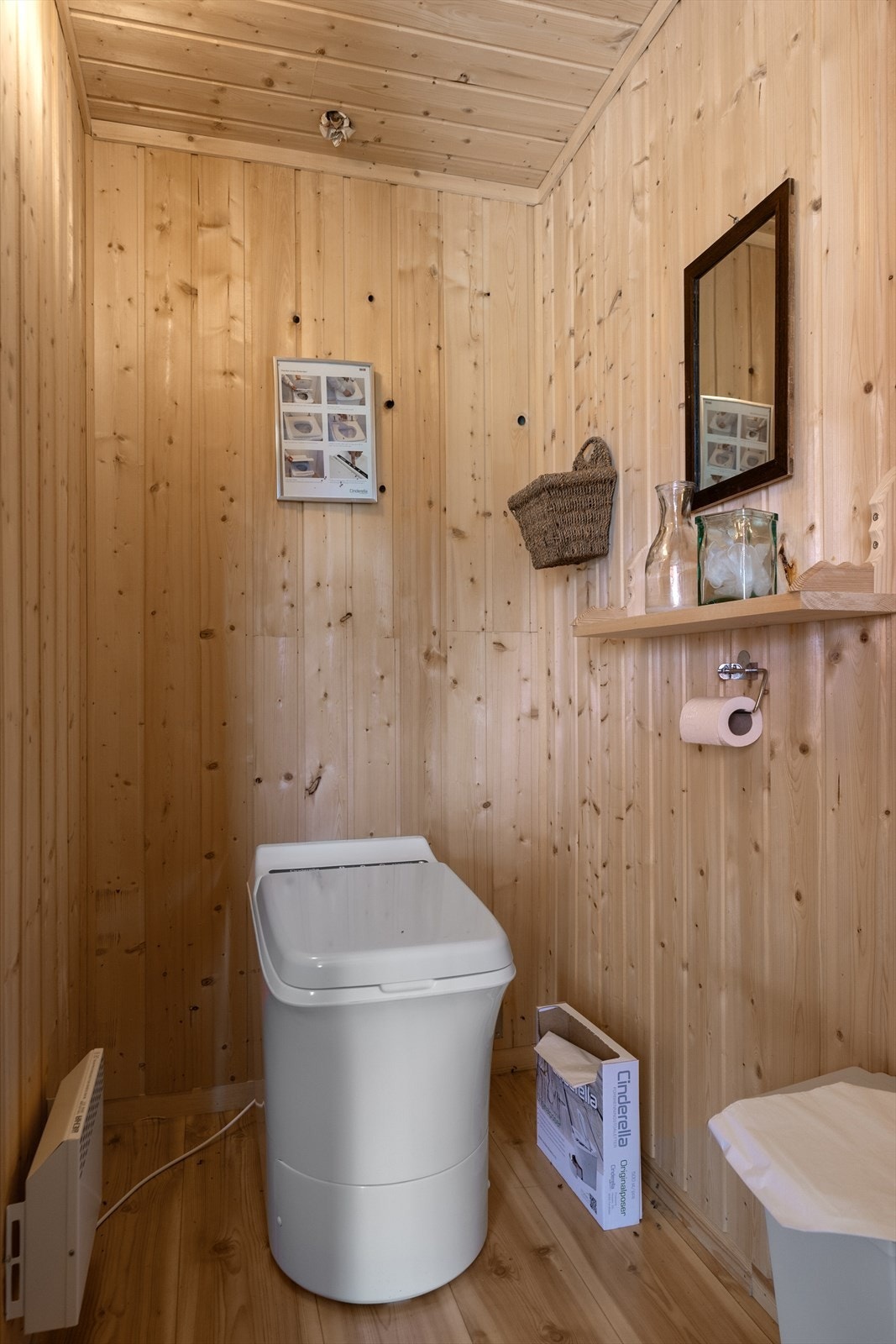 Toalettrom med etablert forbrenningstoalett. Galleribilde