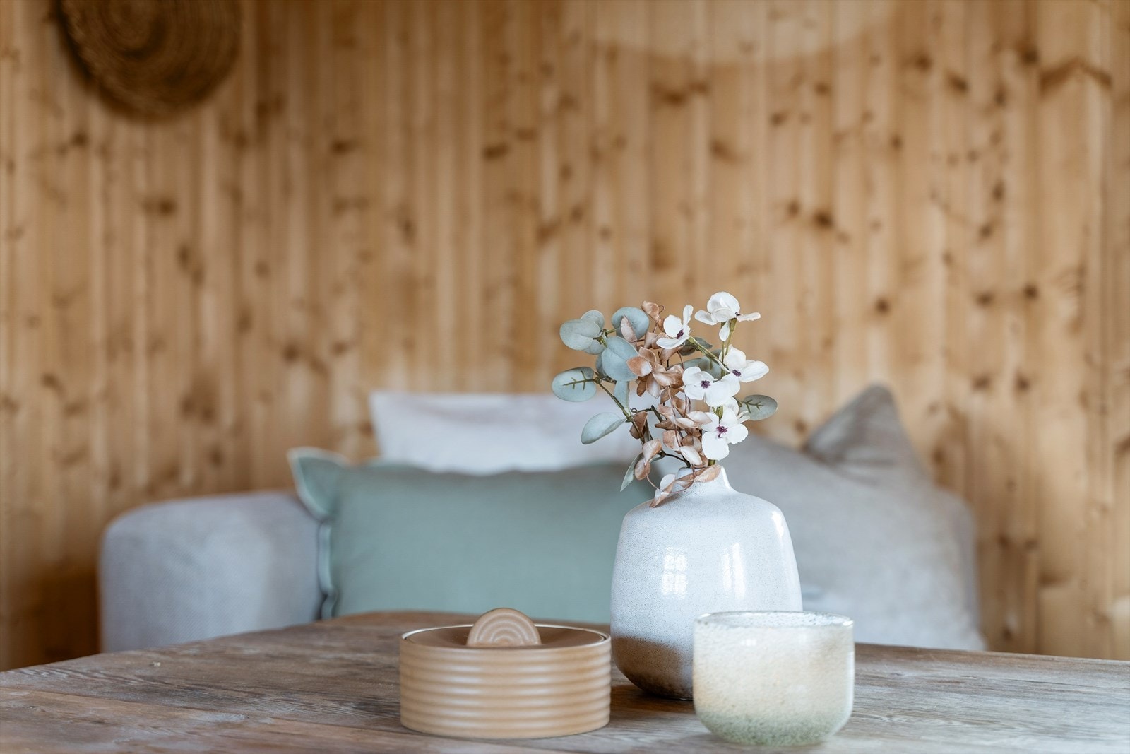 En flott hytteplass for deg som søker naturnære omgivelser med enkel adkomst og gode muligheter for både ro og aktivitet - året rundt. Galleribilde