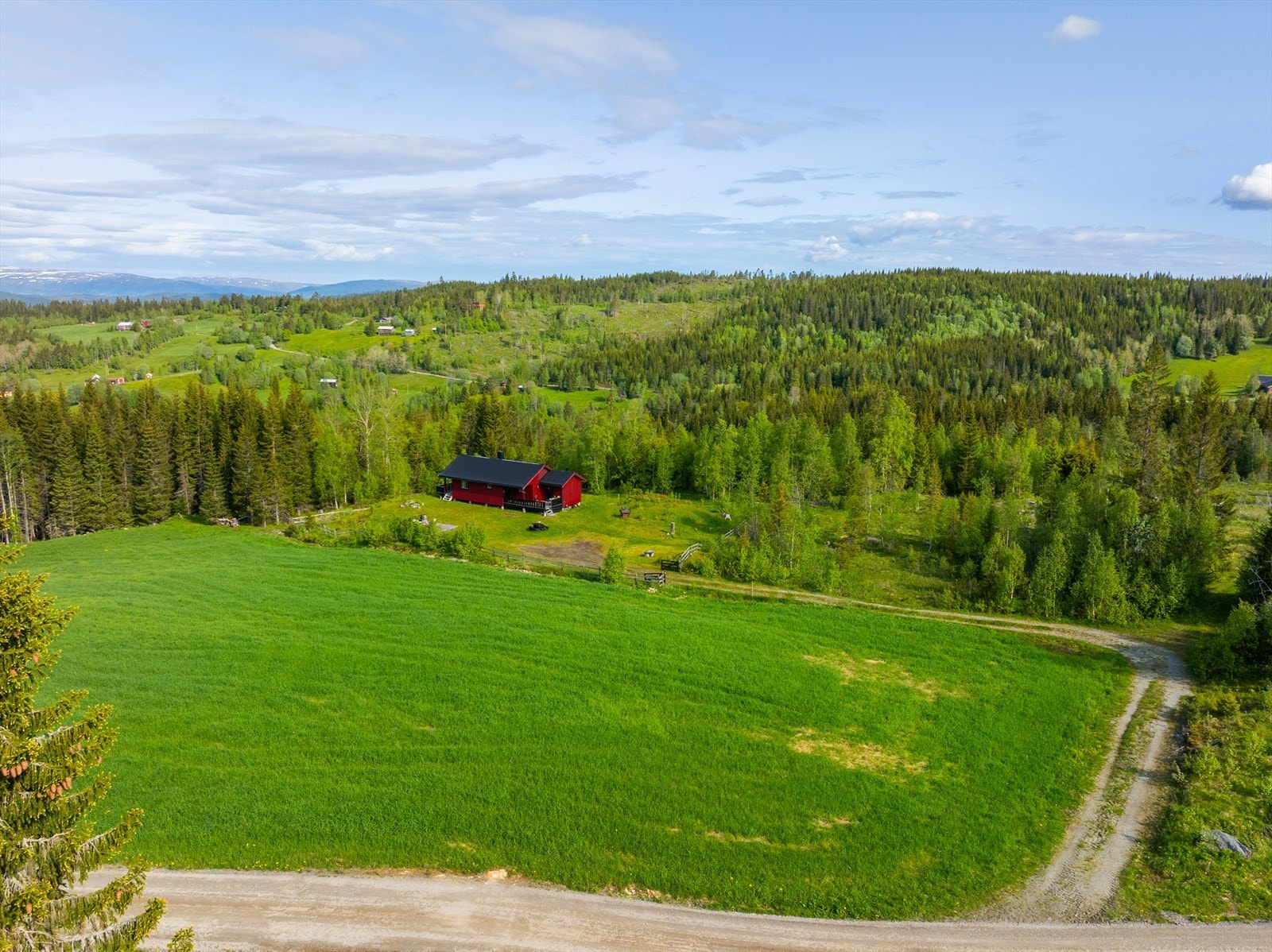 Til tross for den landlige plasseringen, er det kun en kort kjøretur til Fannrem sentrum, hvor man finner dagligvarebutikk, barnehage, skole og kollektivtilbud. Galleribilde