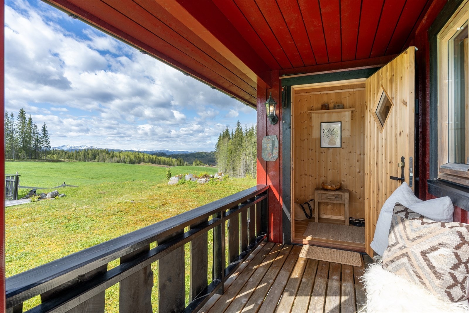 Hytten har praktisk takoverbygd inngangsparti. Galleribilde