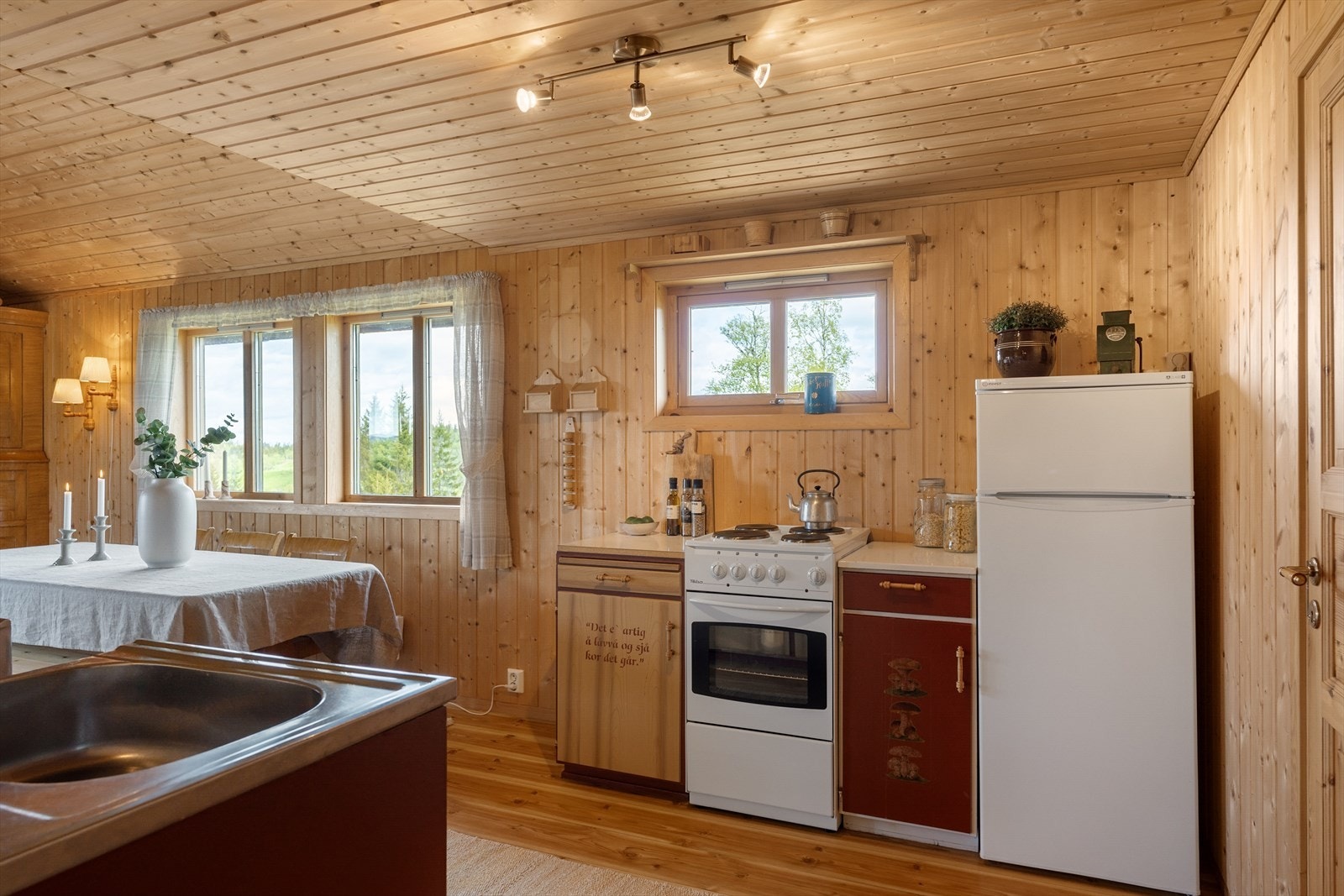 Belegg på gulv og panel på vegger. Panel i himling. Galleribilde