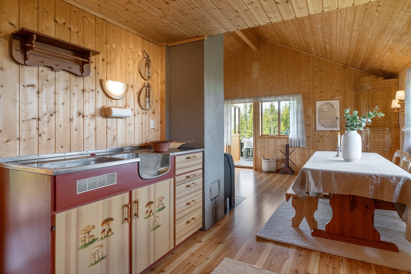 Fra stue/kjøkken har man direkte utgang til terrassen. Galleribilde