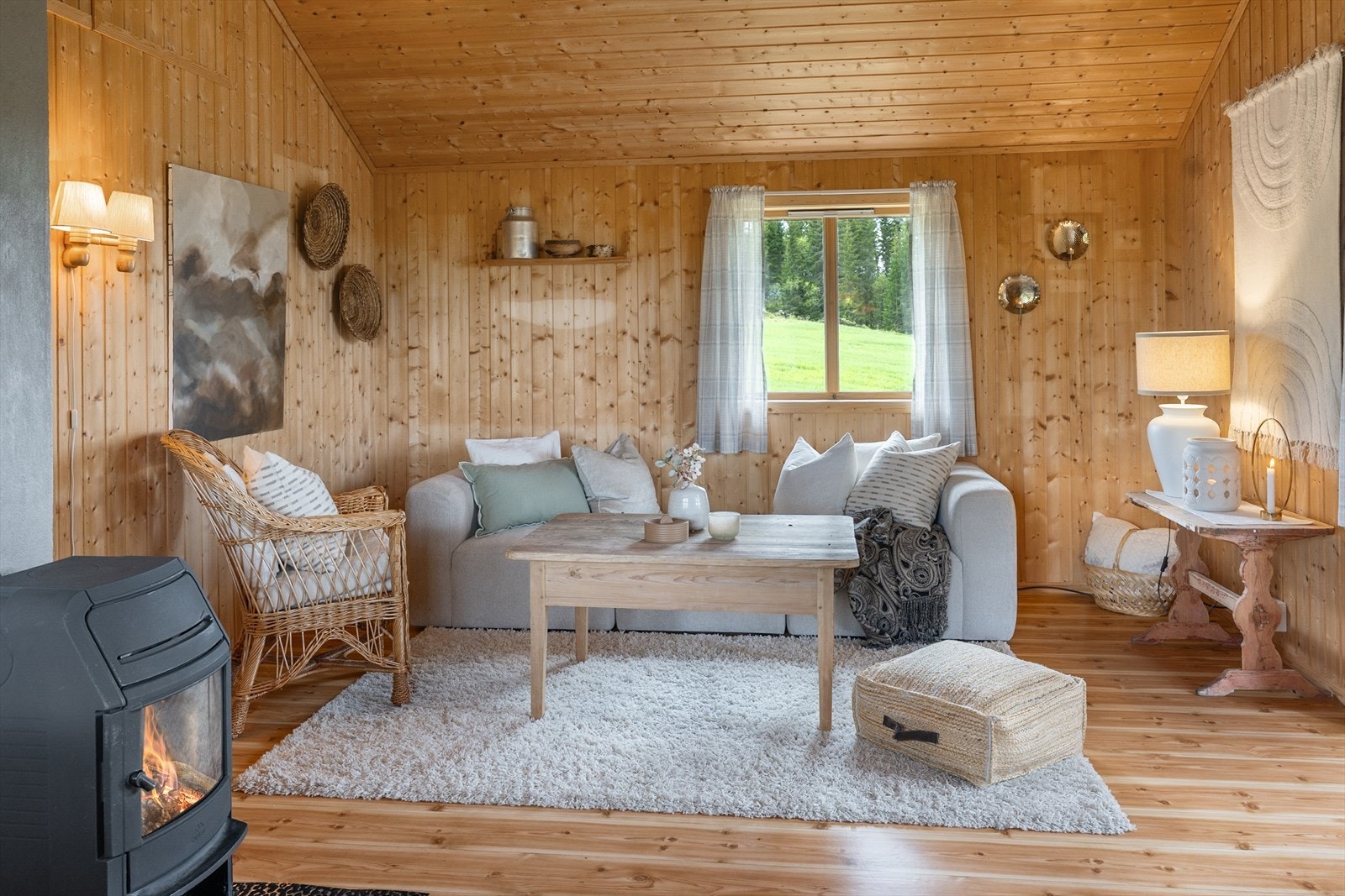 Stuen har vedovn og blir godt belyst gjennom vinduene. Galleribilde