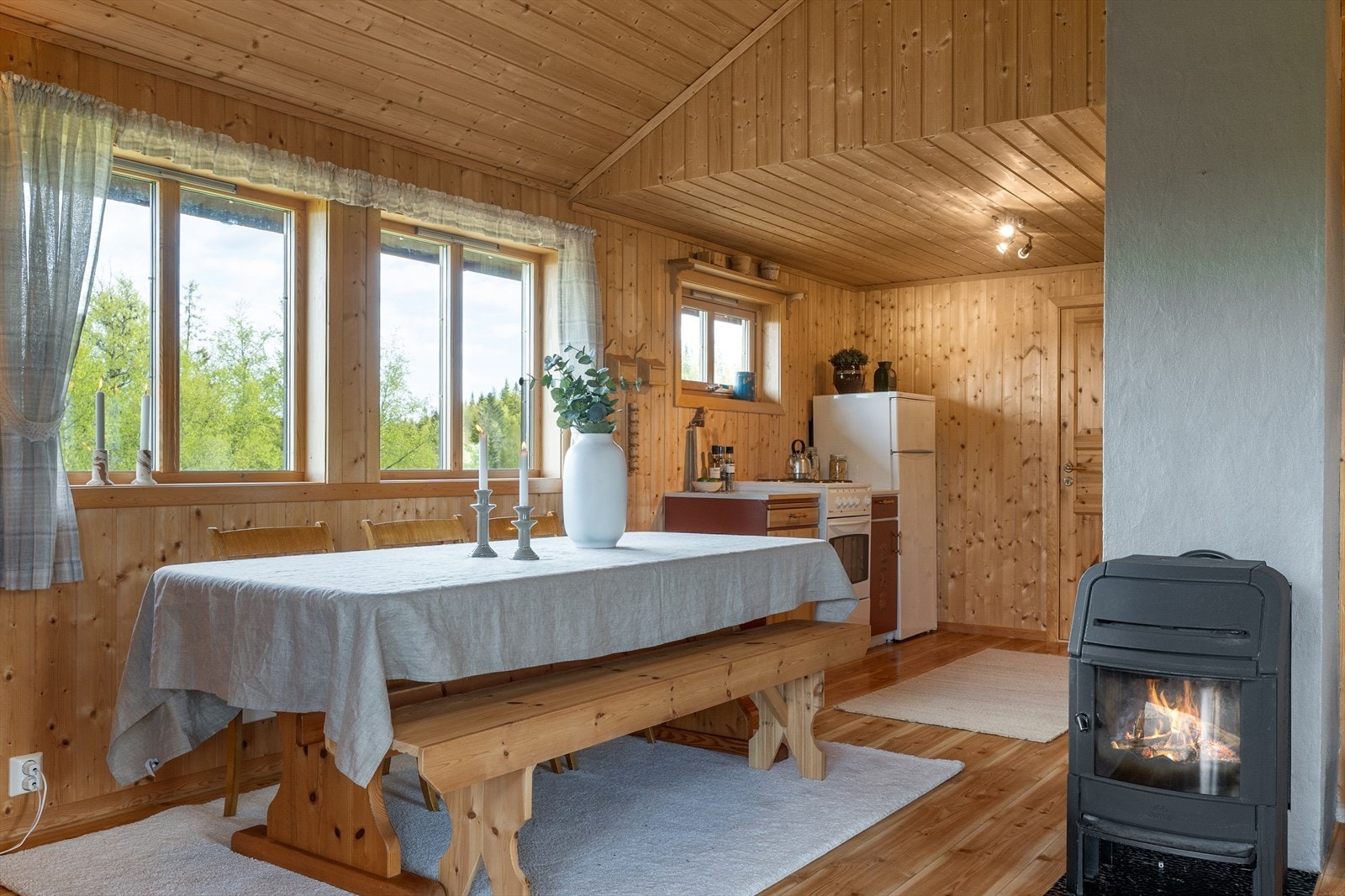 Spisestue med god plass for flere personer. Galleribilde