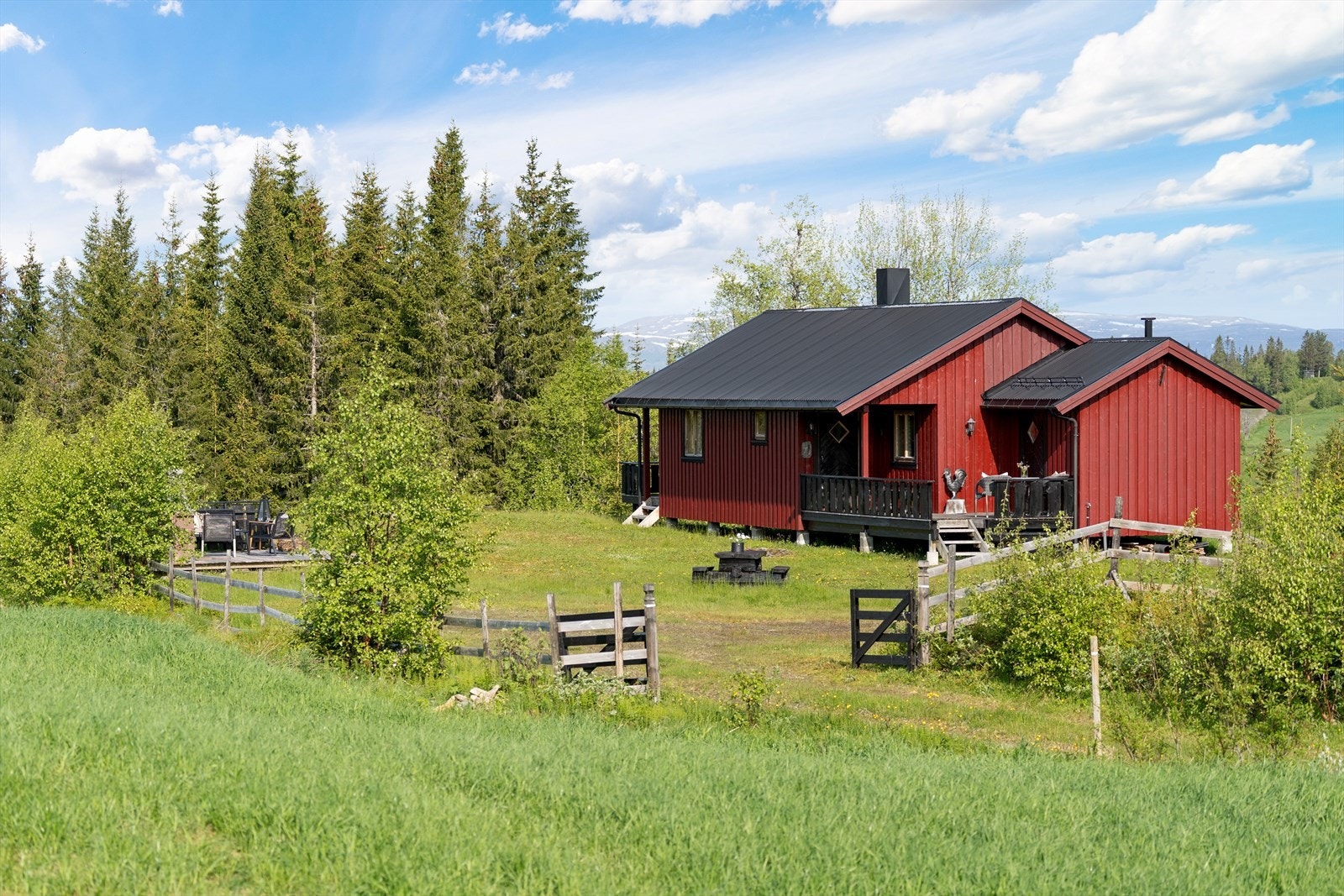 Beliggenheten passer perfekt for deg som ønsker ro, stillhet og nærhet til naturen. Galleribilde
