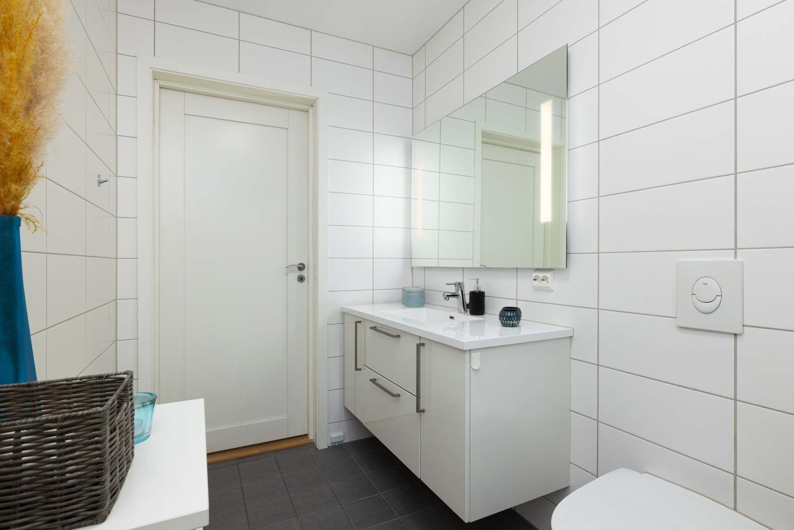 Rommet er utstyrt med lekkasjedetektor ved døren og inneholder servant med ettgreps blandebatteri, speil med belysning, veggmontert toalett og dusjkabinett. Utførelsen er moderne og tidløs. Galleribilde