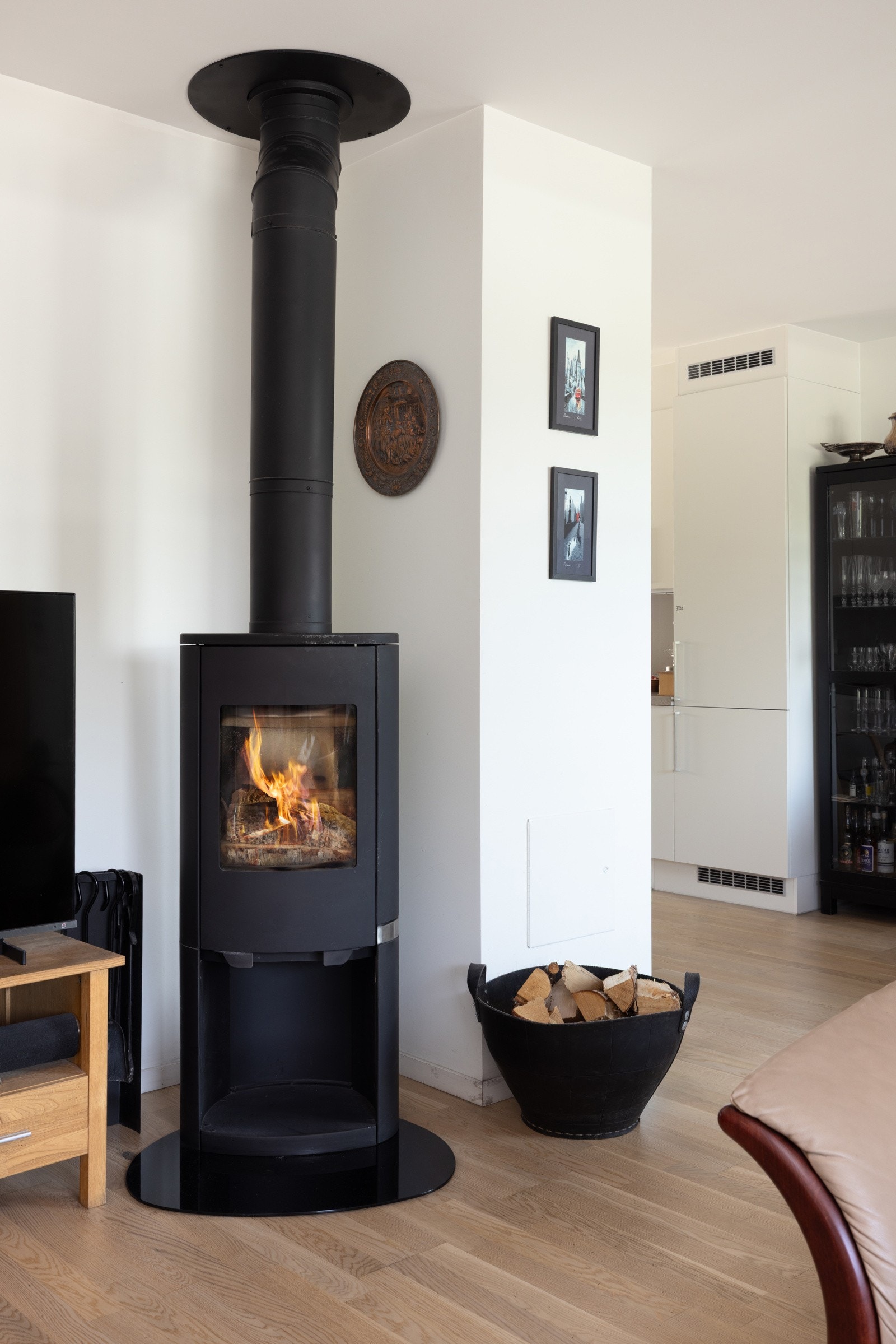 En moderne vedovn bidrar med både varme og hygge på kjølige dager. Galleribilde