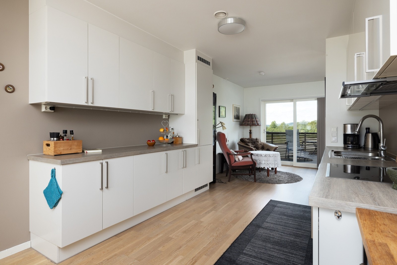 Kjøkkenet ligger i delvis åpen løsning mot spisestuen og har en tidløs og funksjonell utforming. Innredningen har glatte fronter og benkeplater i laminat. Galleribilde