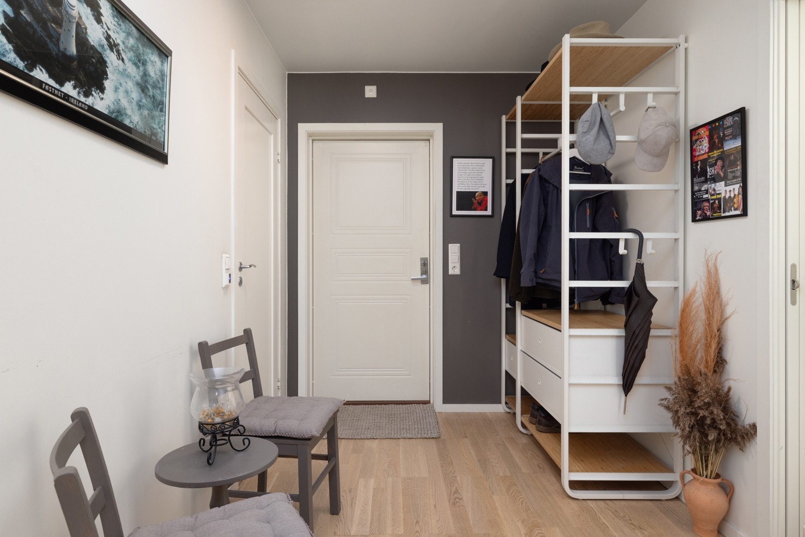 Entréen er romslig og innbydende, med god plass til oppbevaringsmøbler som garderobeskap eller skoskap. Gulvet har parkett som er gjennomgående for hele leiligheten, med unntak av våtrommene. Galleribilde