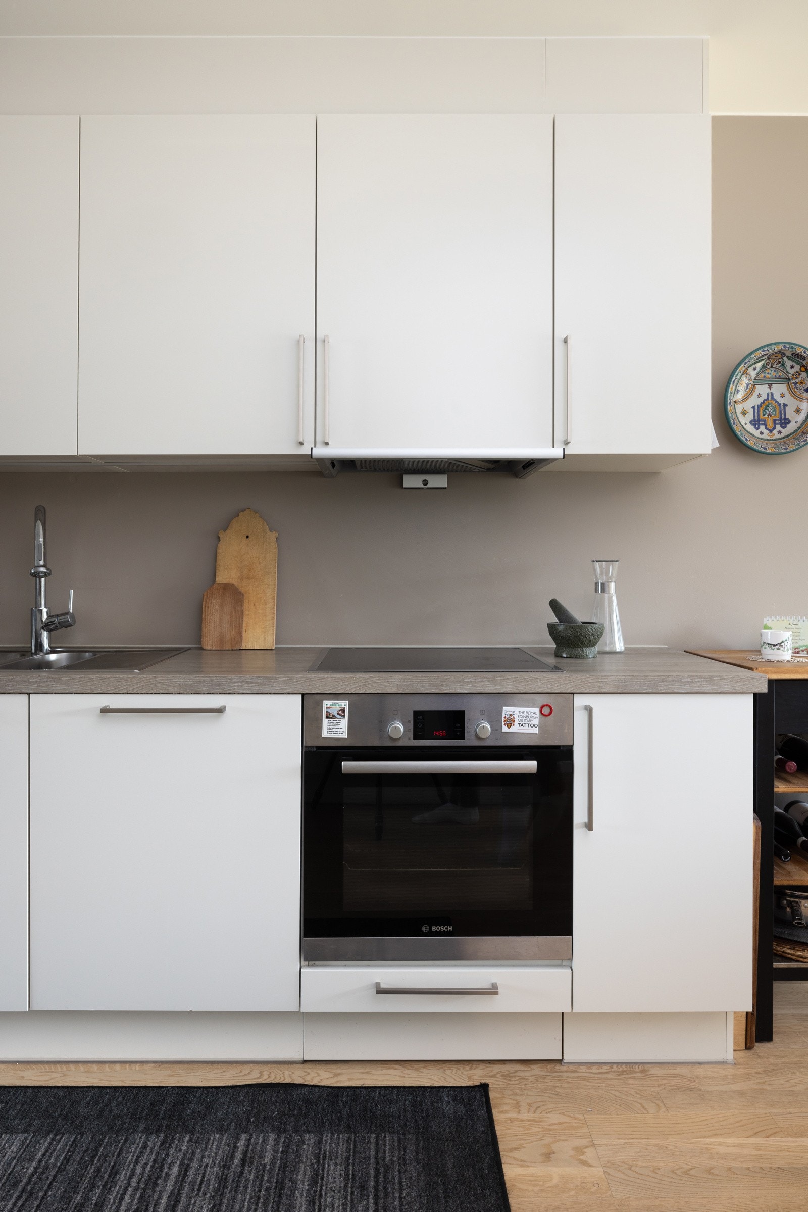 Kjøkkenet har godt med skapplass og to separate benkeflater gir rom for effektiv matlaging. Galleribilde