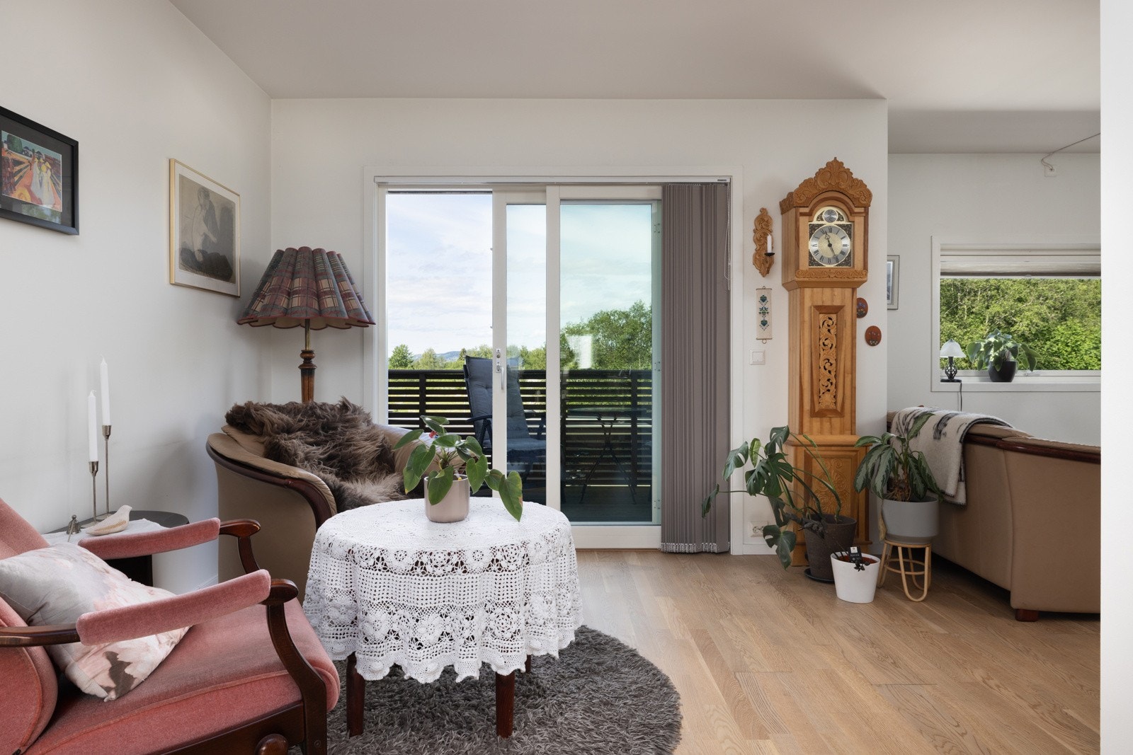 Fra stuen er det utgang til en delvis overbygget balkong på ca. 6 kvm. Her er det god plass til utemøbler og grill, og den fungerer som en hyggelig forlengelse av oppholdsrommet i sommerhalvåret. Galleribilde