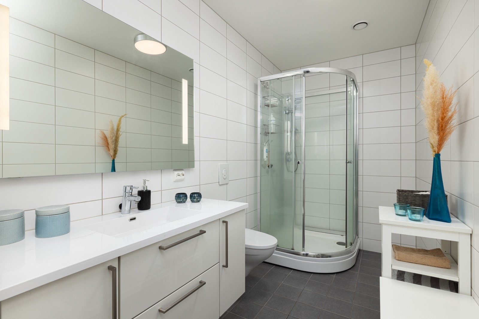 Det andre badet er også flislagt på både gulv og vegger, og har behagelig gulvvarme. Galleribilde