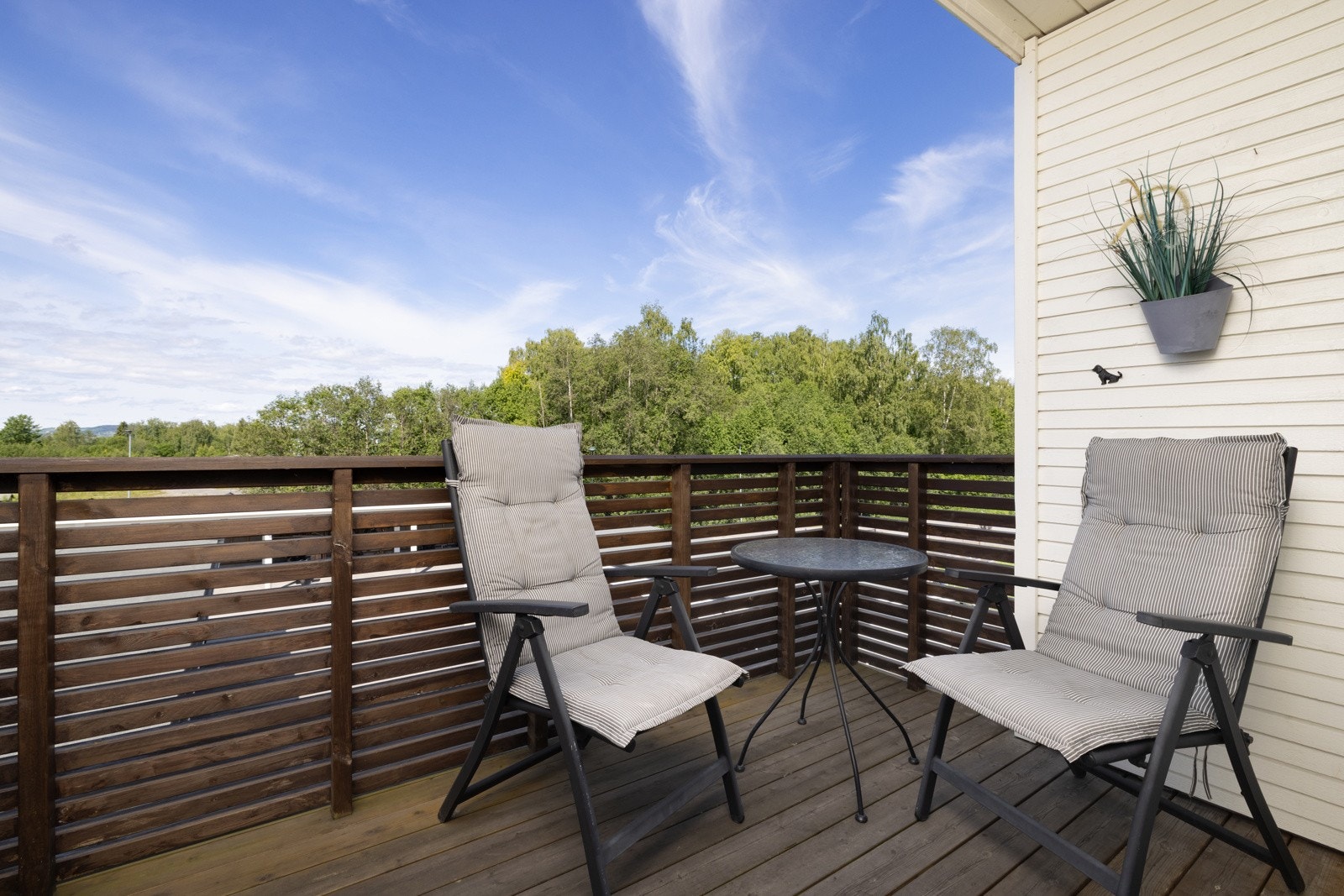 Her tilbys en moderne 4-roms leilighet i rekkehus, oppført i 2016, med praktiske løsninger og herlig balkong. Galleribilde