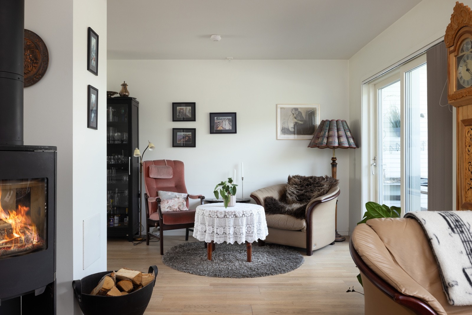 Det er god plass til innredning av ulike sittegrupper og eventuelt ekstra møbler som kommode eller sjenk. Galleribilde