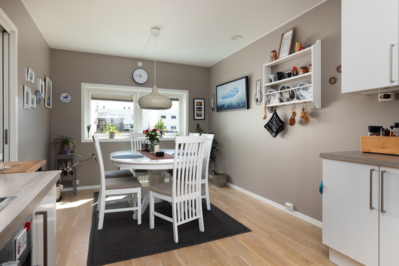 Spisestuen ligger i naturlig tilknytning til kjøkkenet, og gir god plass til et sosialt og trivelig spisebord. Galleribilde