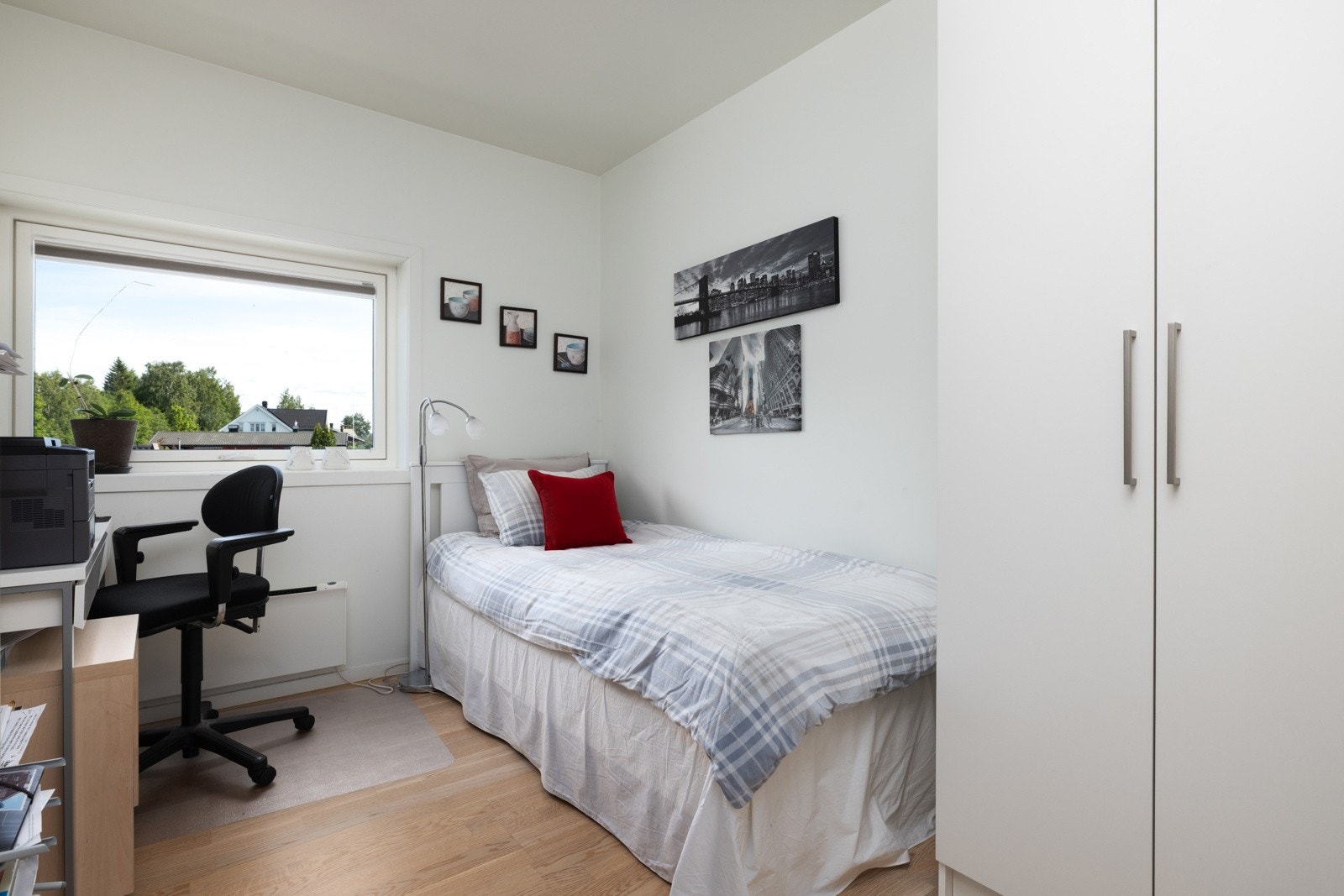 De to øvrige soverommene er også romslige og fleksible i bruk - enten som barnerom, gjesterom, kontor eller hobbyrom. Alt etter behov. Galleribilde