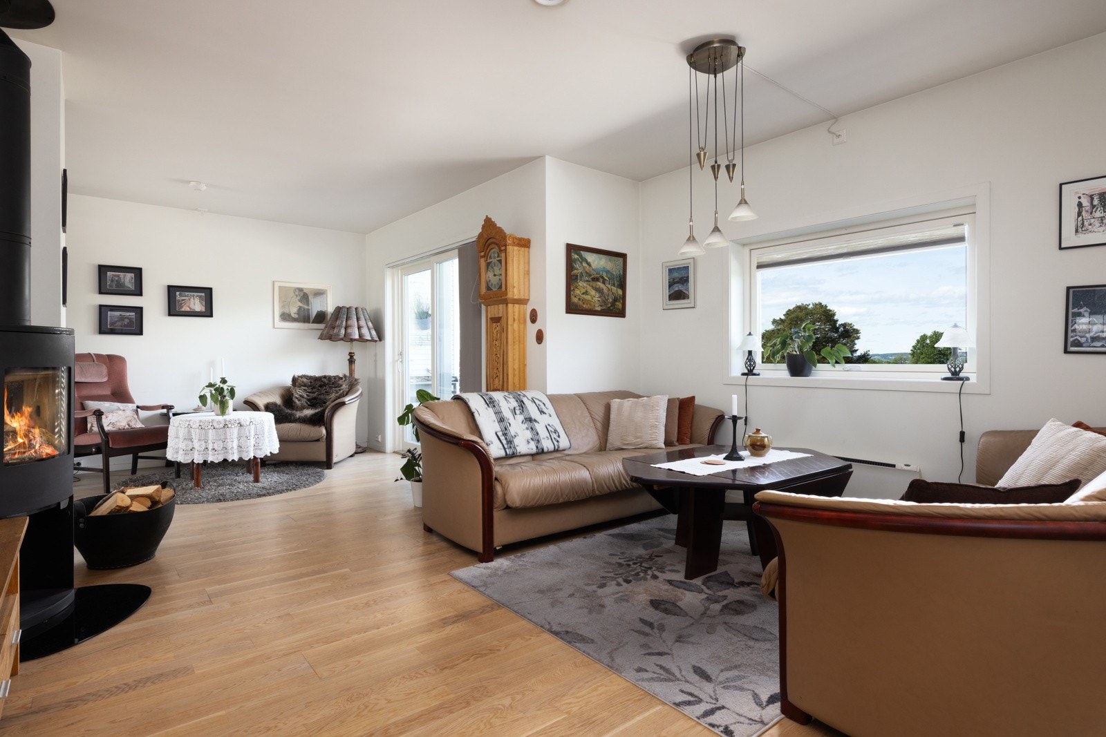 Stuen er lys og luftig med store vindusflater som gir godt lysinnslipp og en åpen romfølelse. Galleribilde