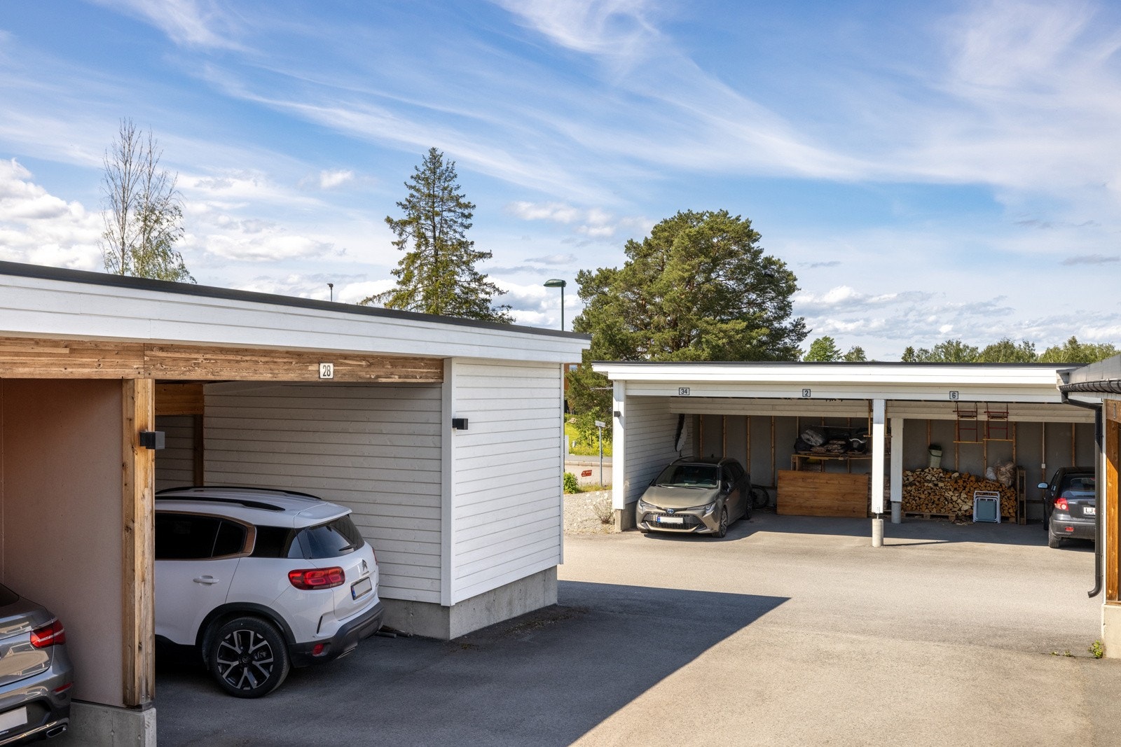 Boligen disponerer en carport. Galleribilde