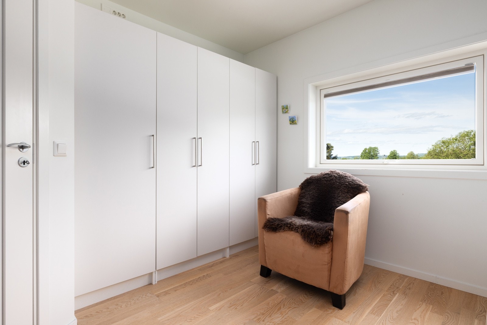 Hovedsoverommet har god størrelse og plass til dobbeltseng, nattbord, kommode og garderobeskap. Galleribilde