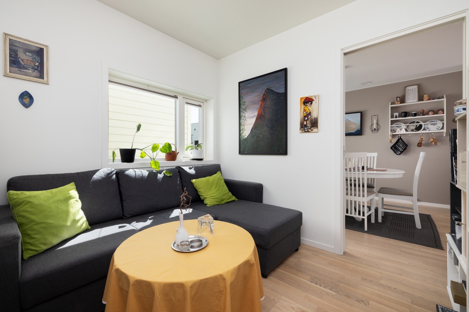 Vegg i vegg med spisestuen finner du en ekstra stuedel, som egner seg godt som separat TV-stue, lekerom eller som et fleksibelt allrom. Galleribilde