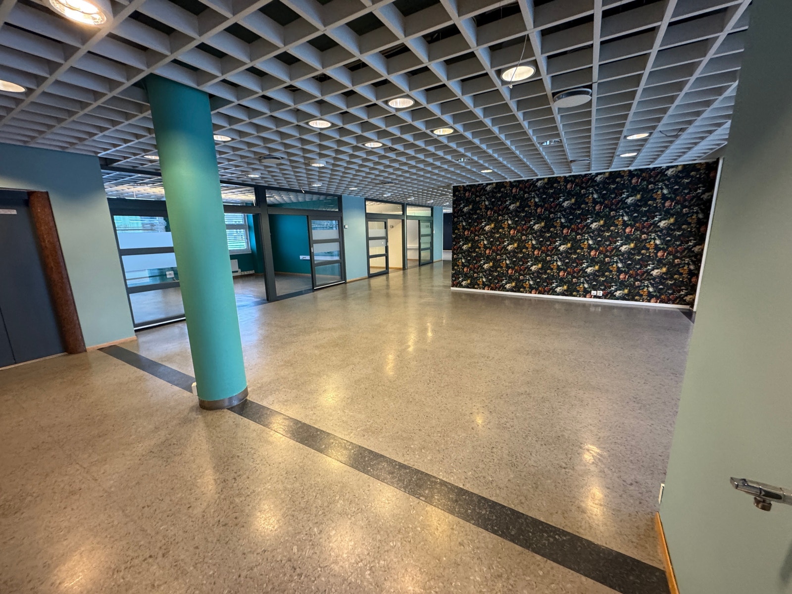 445 m2 bta - 2.etasje
Stort åpent landskap eller sosial sone Galleribilde