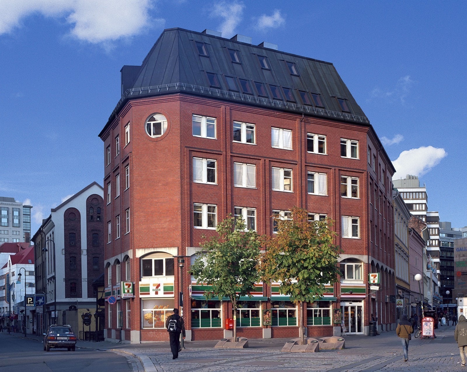 Fasade med inngang fra Brugata Galleribilde