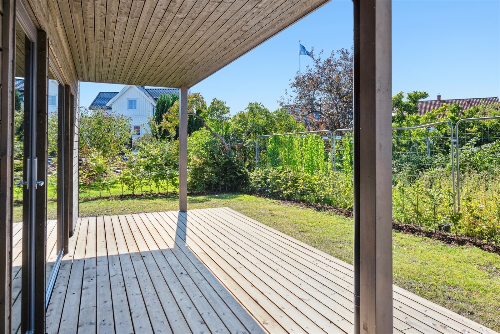 Uteplassen og leiligheten ligger i enden av bygget i retning Rørestrand med sør/vest vendt beliggenhet. Galleribilde