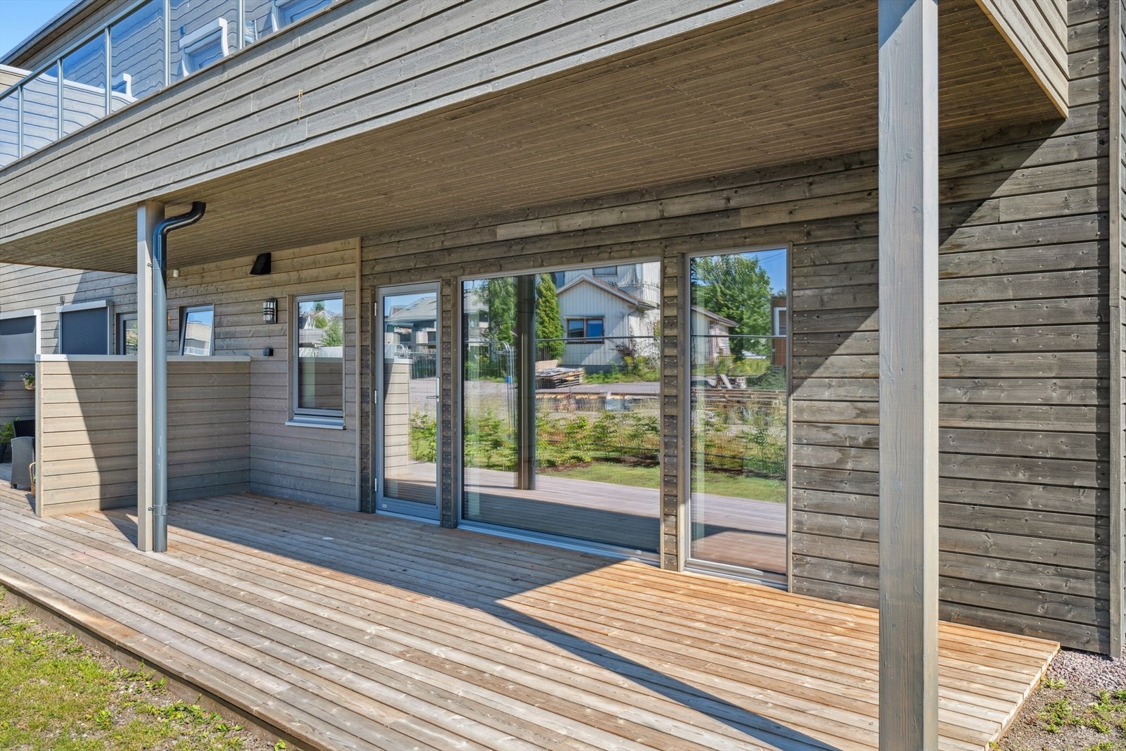 Stor terrasse på over 20 kvm med utgang fra stuen. Galleribilde