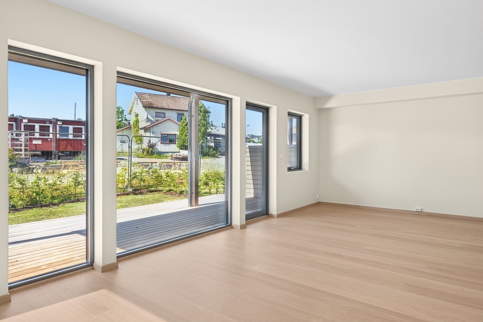 Lys og åpen stue med utgang til romslig uteplass. Kontakt megler for visning: Bård / 46 80 88 98 Galleribilde