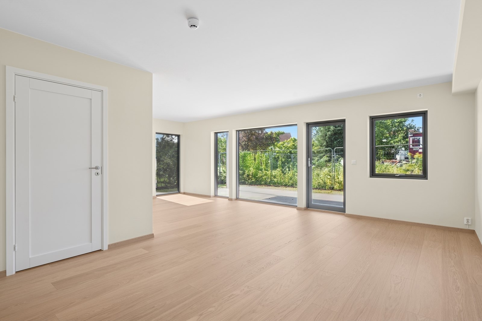 Romslig stue med åpen kjøkkenløsning på hele 38 kvm. Galleribilde