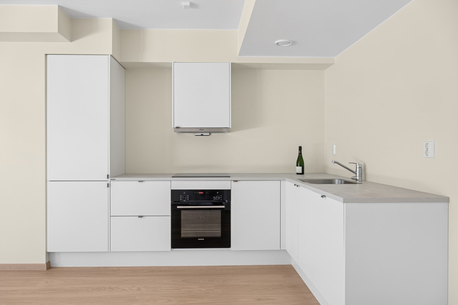 Kjøkken fra Svane. Flott kjøkken med integrerte hvitevarer fra Siemens. Galleribilde