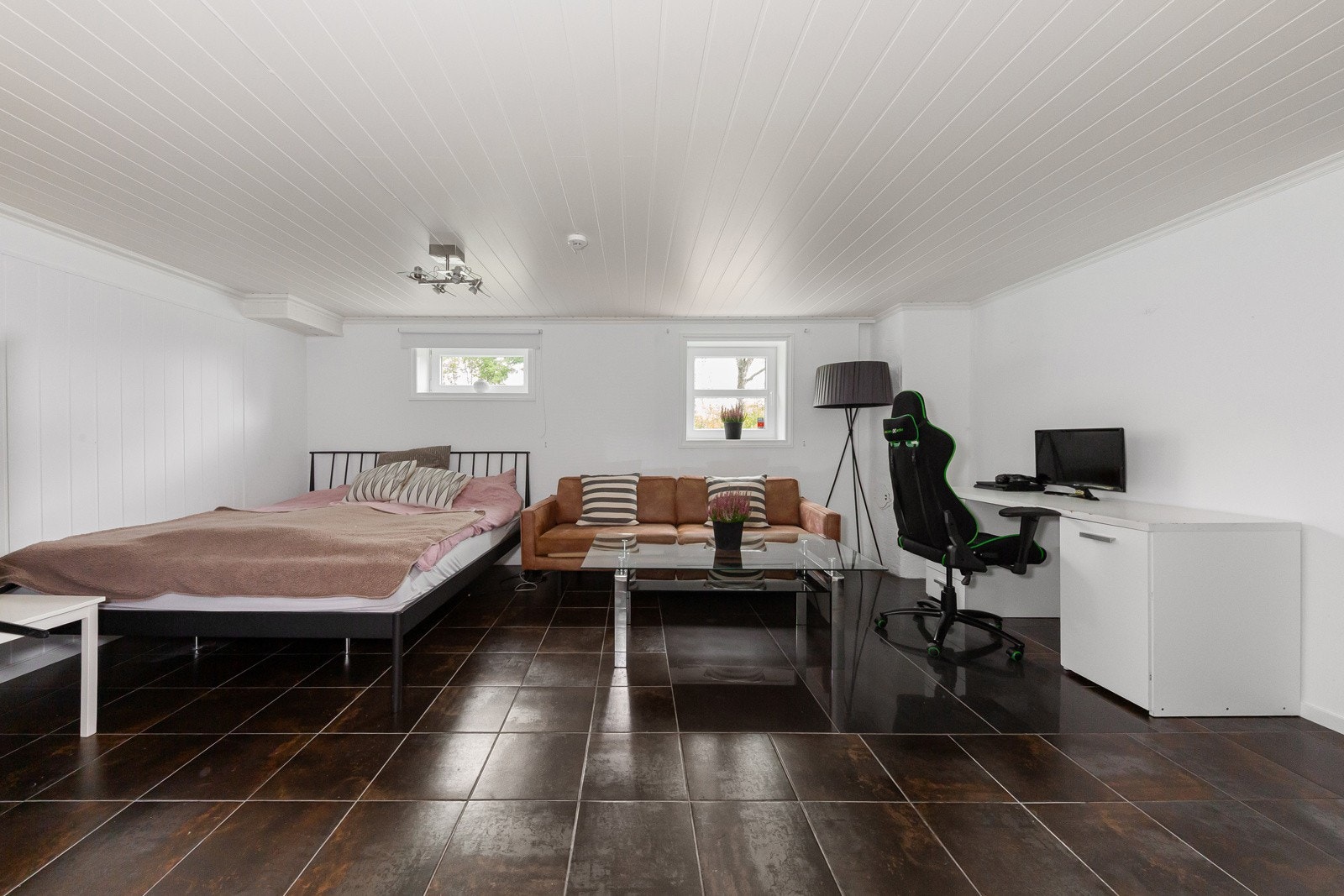 Romslig kjellerstue. Galleribilde