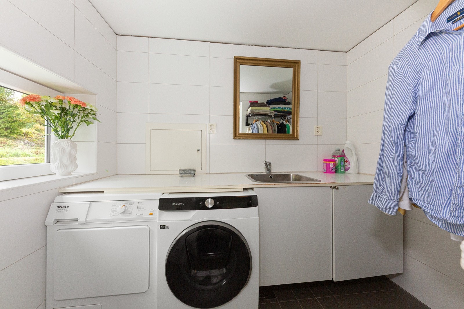 Praktisk vaskerom innenfor badet. Galleribilde