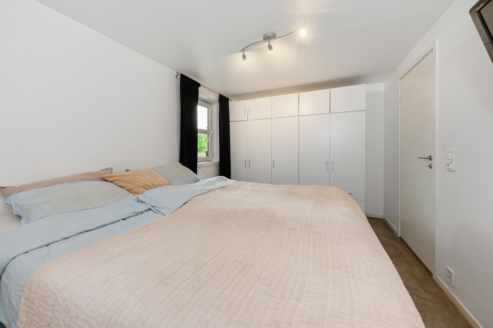 Det er godt med skapplass på hovedsoverommet. Galleribilde