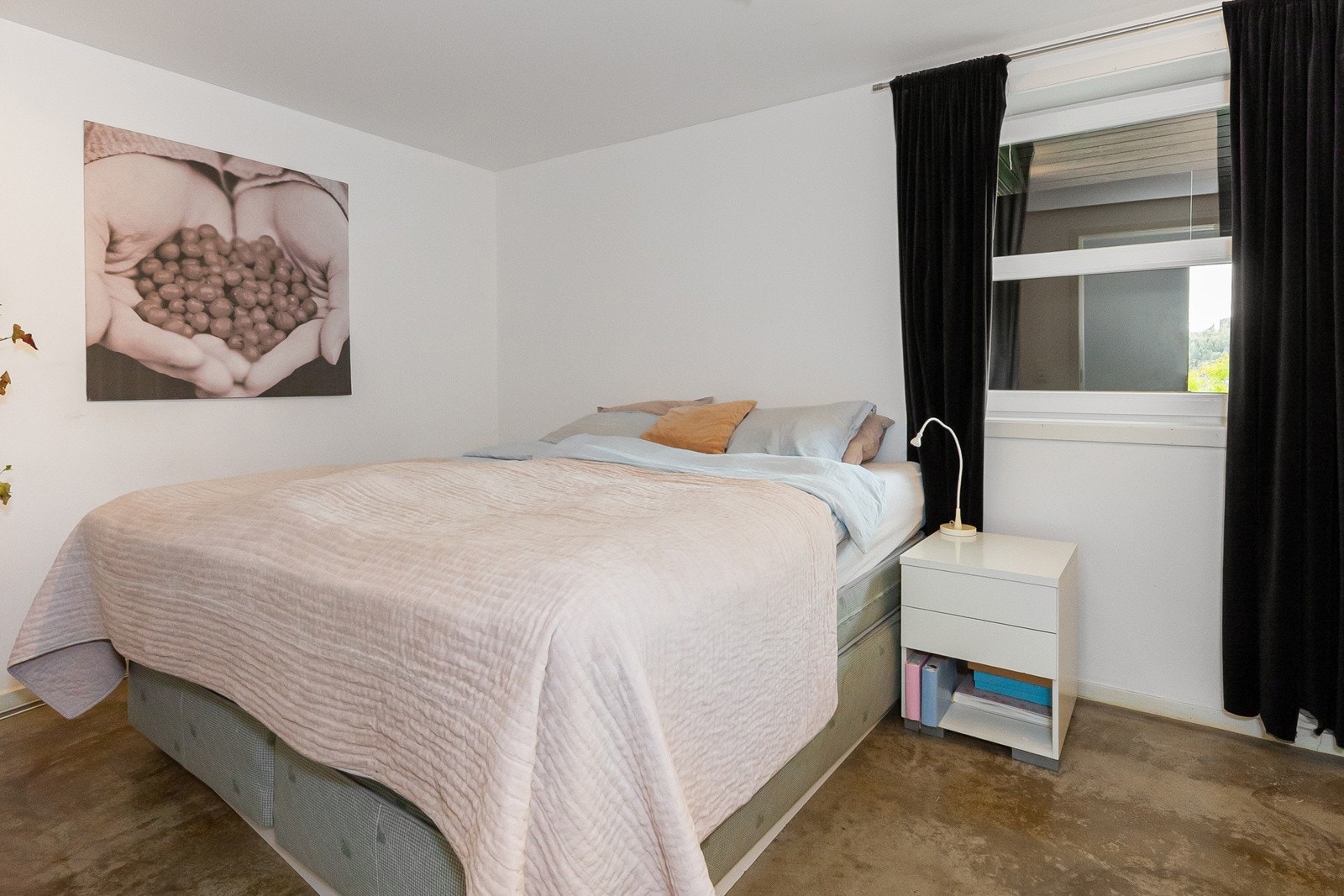 Hovedsoverom i 1.etg. Det er totalt 6 soverom i boligen. Galleribilde