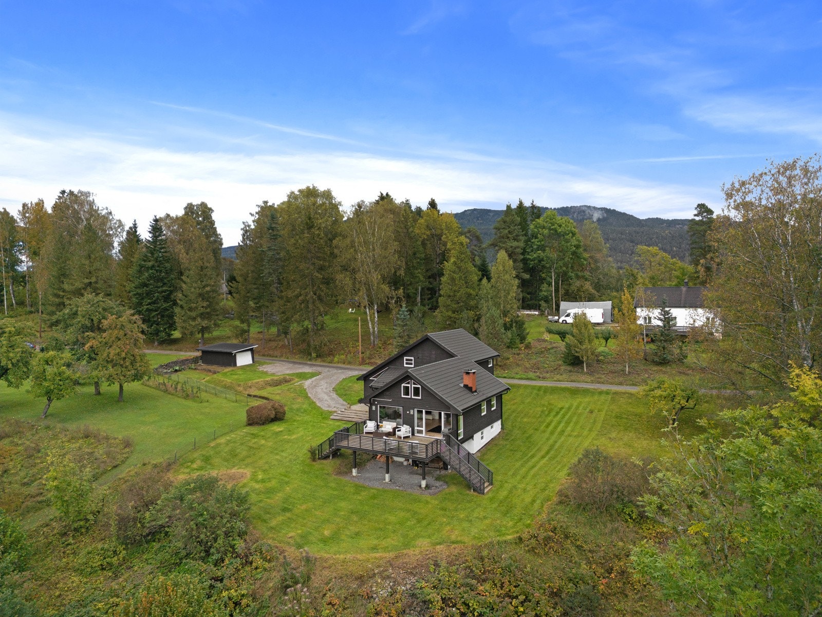 Særdeles flott eiendom med stor tomt og en medfølgende boligtomt som ligger inntil. Medfølgende tomt ligger til høyre i bildet. Galleribilde